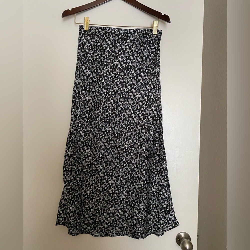 Urban outfitter Floral Black and White Women's Skirt, Size M, good condition